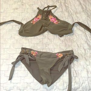 Green bikini with embroidered flowers